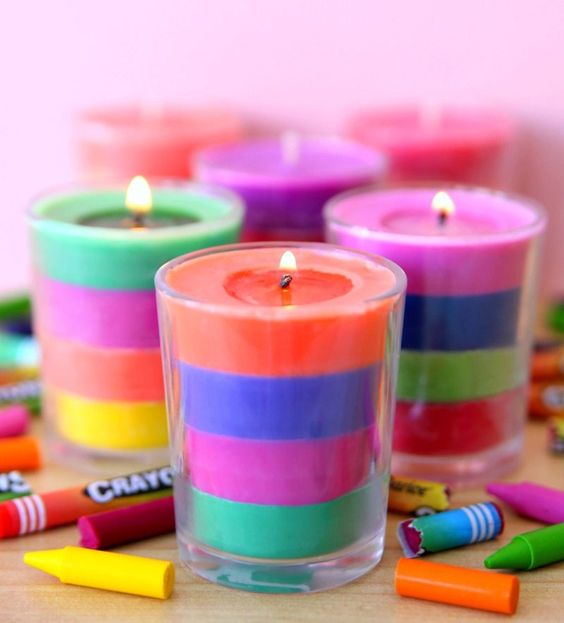 Několika barevné svíčky ve skleničce