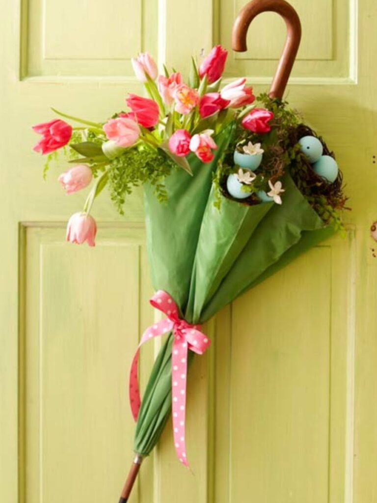 Jarní nebo velikonoční dekorace na dveře z deštníku
