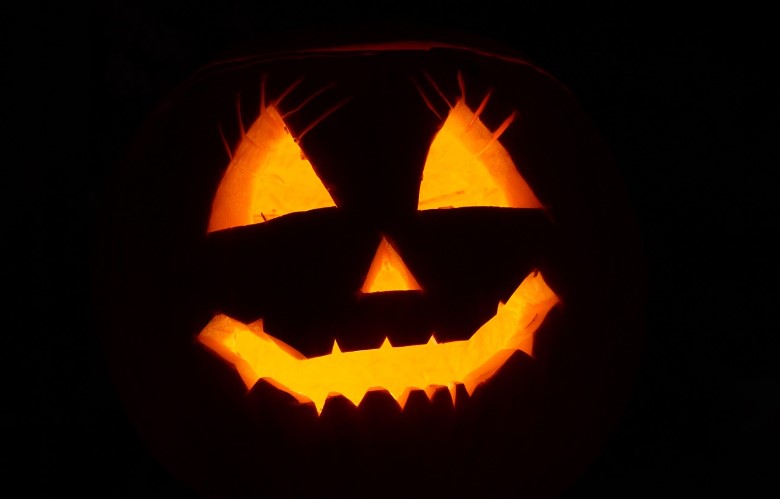 Svíticí vyřezaná dýně