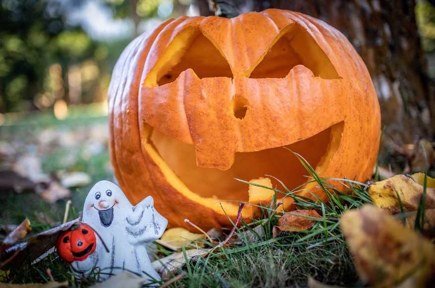 Dekorace s vyřezávanou dýní