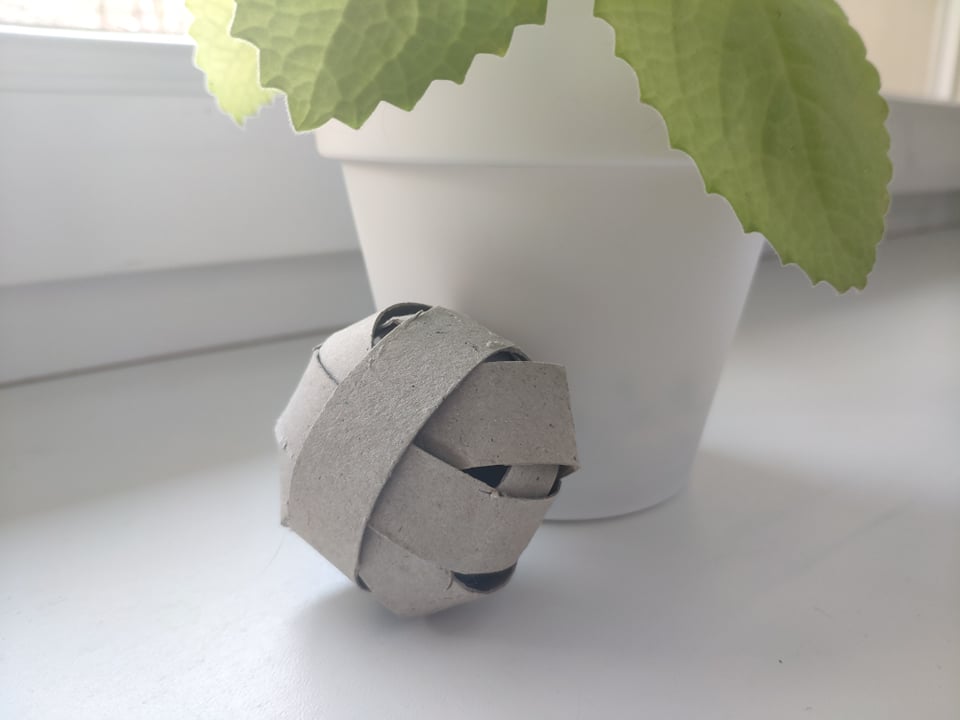 Míček vyrobený z ruličky od toaletního papíru jako hračka pro kočku