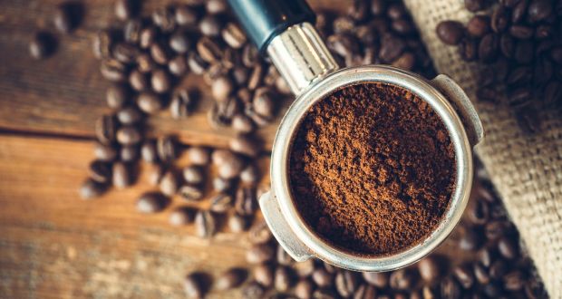Čerstvě namletá kávová sedlina jako domácí hnojivo
