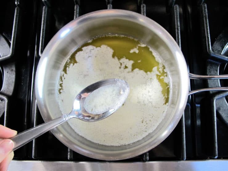 Jak vyrobit ghí máslo - odebrání pěny.